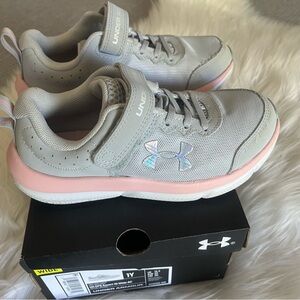 🦩CLEARANCE🦩 Under Armour Youth Gray and Pink Athletic Shoes